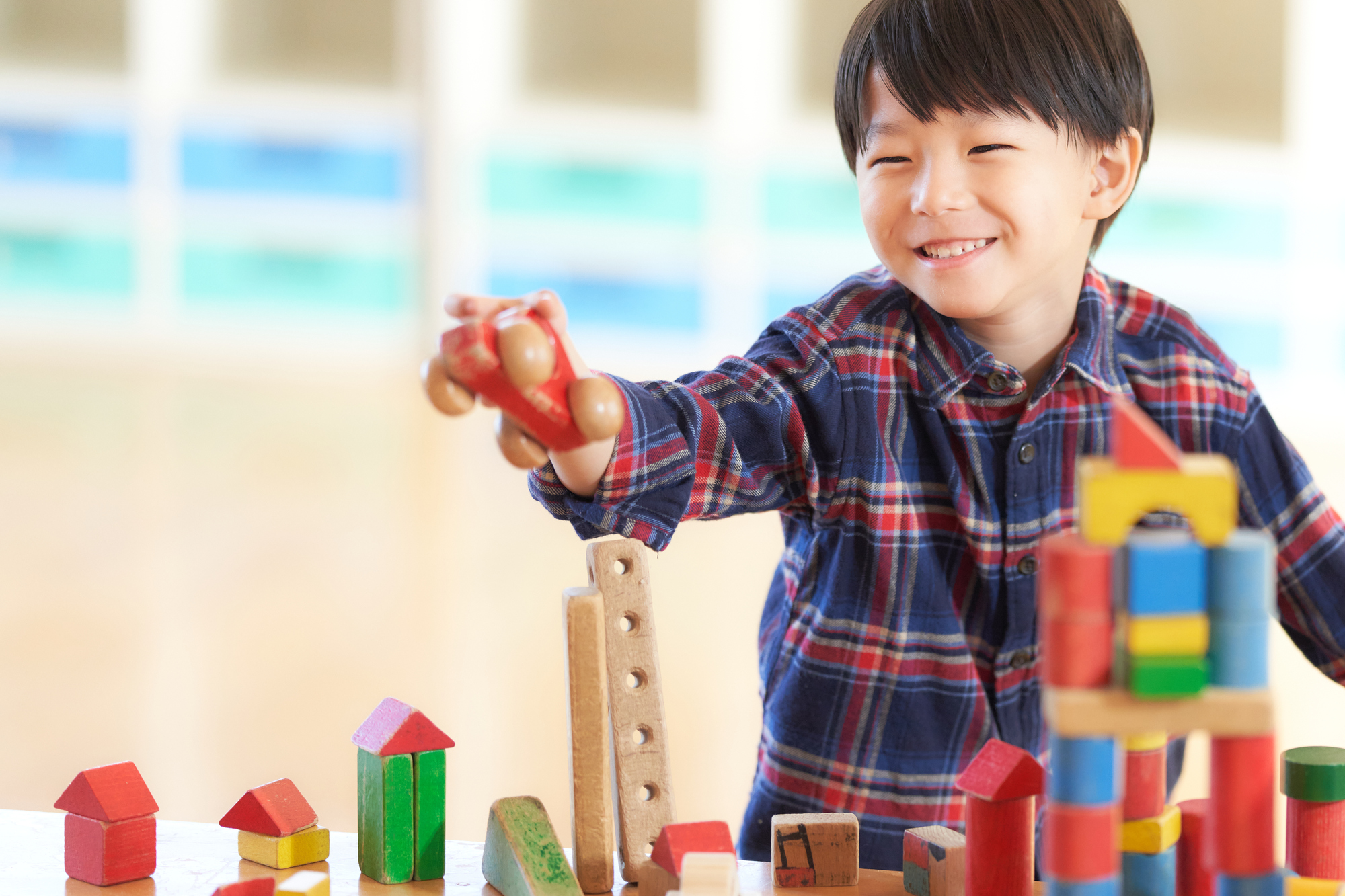 子供が積み木で遊んでいる写真