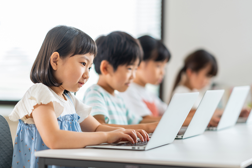 IT学習をする子供たちの写真