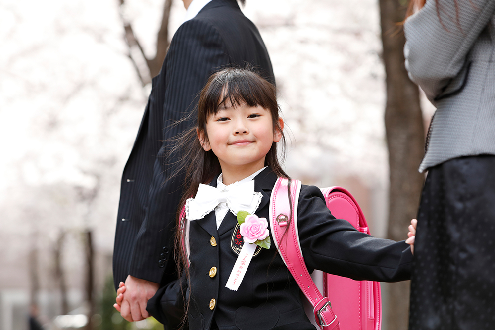 ランドセルを背負った小学生