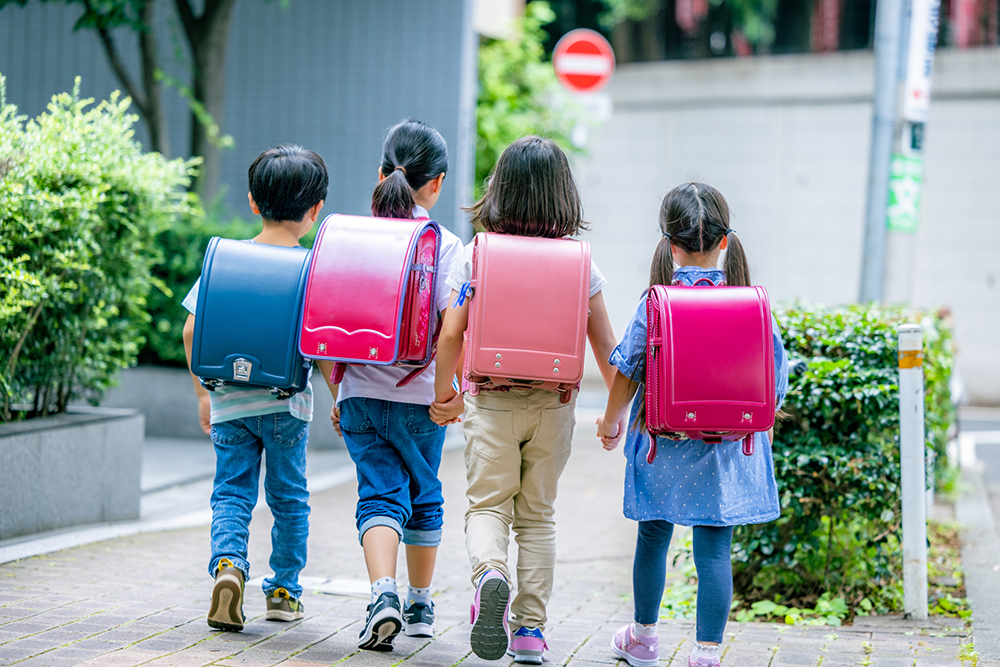 ランドセルを背負った小学生達