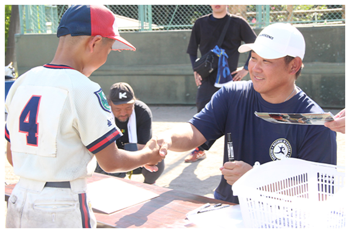 松坂さんから一人ひとりにお土産を手渡し