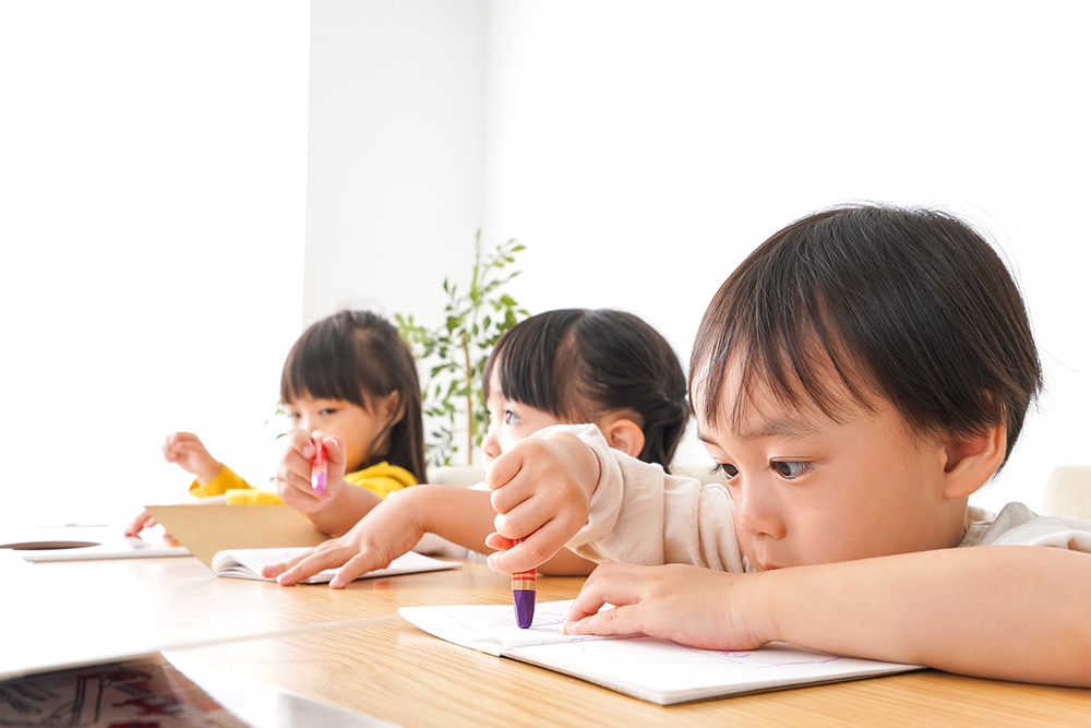 子どもたちが絵をかいて遊んでいる写真